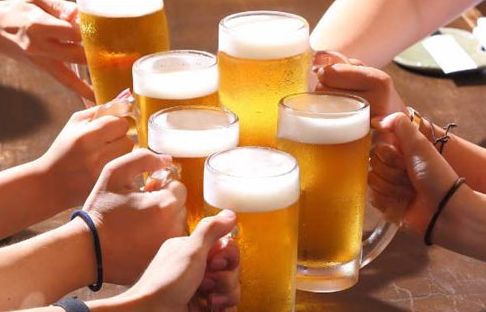便秘人群需謹慎 三類食物加重腸道負擔，酒精飲料尤需警惕